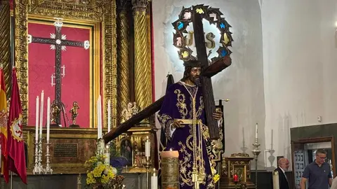 Con un emotivo concierto y una eucaristía en Santa Nonia, la Cofradía del Dulce Nombre de Jesús Nazareno festeja el retorno de su imagen titular tras participar en el Jubileo de las Cofradías en el Vaticano. Fotos: Ayto León
