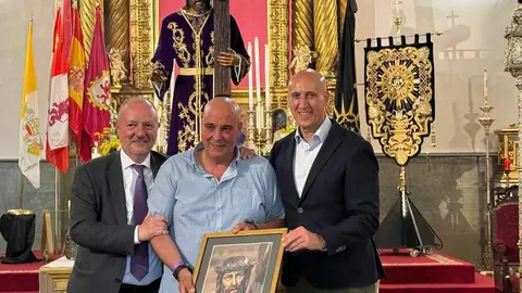 Con un emotivo concierto y una eucaristía en Santa Nonia, la Cofradía del Dulce Nombre de Jesús Nazareno festeja el retorno de su imagen titular tras participar en el Jubileo de las Cofradías en el Vaticano. Fotos: Ayto León