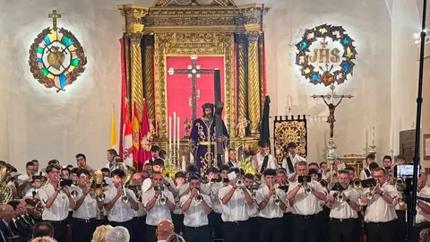 Con un emotivo concierto y una eucaristía en Santa Nonia, la Cofradía del Dulce Nombre de Jesús Nazareno festeja el retorno de su imagen titular tras participar en el Jubileo de las Cofradías en el Vaticano. Fotos: Ayto León