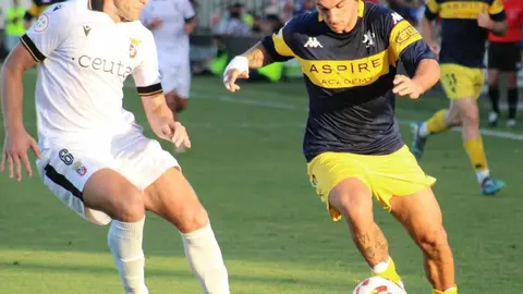 El Ceuta levanta el título tras remontar un 1-3 en un duelo épico decidido en el 94'. La Cultural, brillante en la primera mitad, se desmoronó en la segunda y acabó con diez.