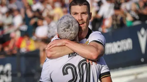 El Ceuta levanta el título tras remontar un 1-3 en un duelo épico decidido en el 94'. La Cultural, brillante en la primera mitad, se desmoronó en la segunda y acabó con diez.