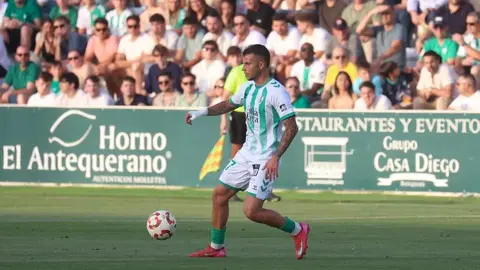 Un solitario gol de Álex Rubio en la segunda parte decide el primer asalto del playoff de ascenso; la Deportiva necesitará remontar en casa para seguir con vida.