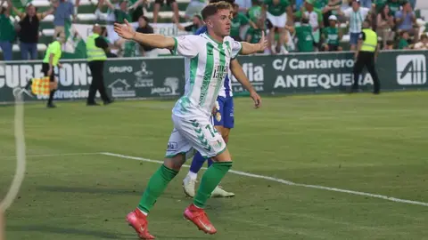 Un solitario gol de Álex Rubio en la segunda parte decide el primer asalto del playoff de ascenso; la Deportiva necesitará remontar en casa para seguir con vida.