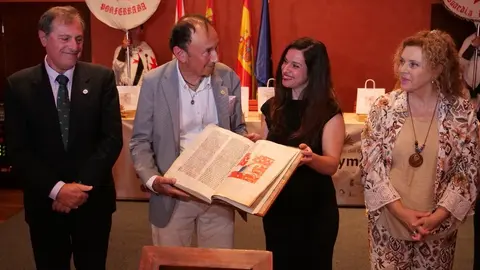 El escritor, ensayista y comisario de exposiciones José Tono Martínez recibe el Premio Internacional Aymeric Picaud de Divulgación del Camino de Santiago.