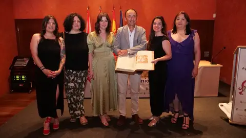 El escritor, ensayista y comisario de exposiciones José Tono Martínez recibe el Premio Internacional Aymeric Picaud de Divulgación del Camino de Santiago.