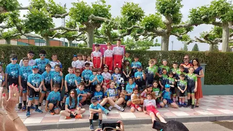 Un instante de la recogida de premios del Trofeo Paramés de Escuelas de ciclismo.
