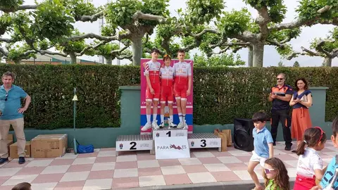 Un instante de la recogida de premios del Trofeo Paramés de Escuelas de ciclismo.