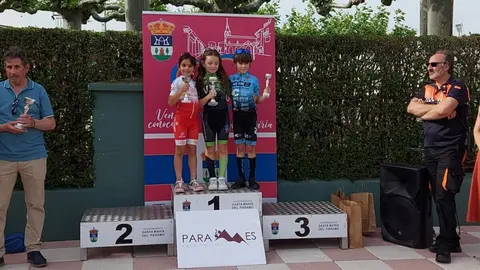 Un instante de la recogida de premios del Trofeo Paramés de Escuelas de ciclismo.