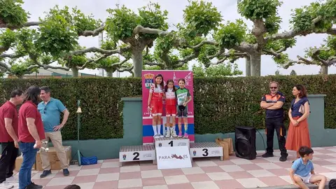 Un instante de la recogida de premios del Trofeo Paramés de Escuelas de ciclismo.