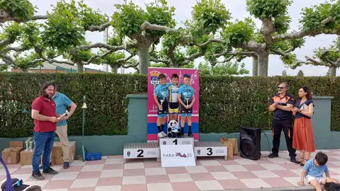Un instante de la recogida de premios del Trofeo Paramés de Escuelas de ciclismo.