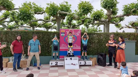 Un instante de la recogida de premios del Trofeo Paramés de Escuelas de ciclismo.