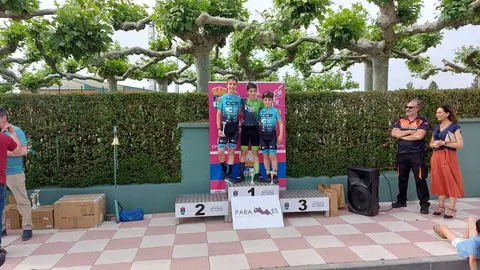 Un instante de la recogida de premios del Trofeo Paramés de Escuelas de ciclismo.
