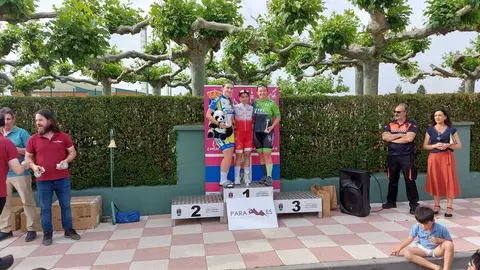 Un instante de la recogida de premios del Trofeo Paramés de Escuelas de ciclismo.