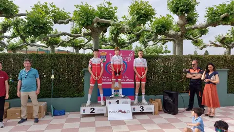 Un instante de la recogida de premios del Trofeo Paramés de Escuelas de ciclismo.