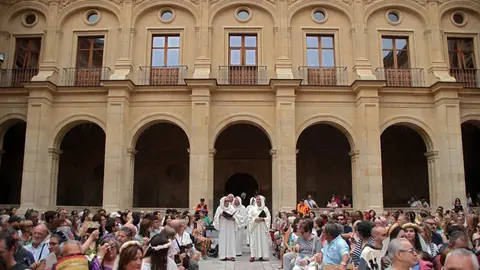 La Asociación Cultural El Trovador Leonés lleva a cabo una representación de las Cortes de 1188 bajo el título ‘Al Alba del Parlamentarismo’. Fotos: Peio García