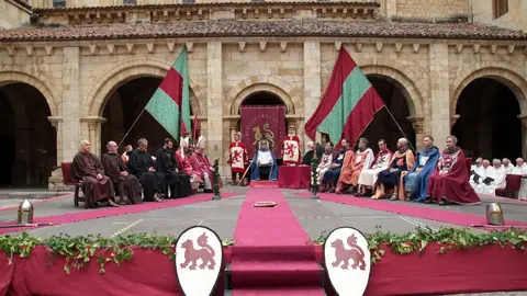 La Asociación Cultural El Trovador Leonés lleva a cabo una representación de las Cortes de 1188 bajo el título ‘Al Alba del Parlamentarismo’. Fotos: Peio García