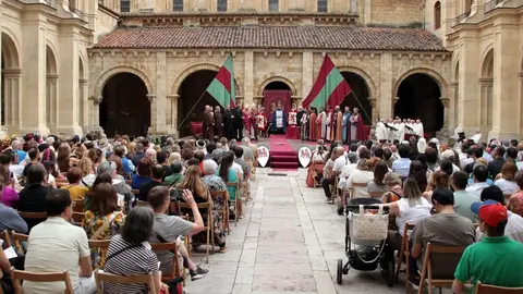 La Asociación Cultural El Trovador Leonés lleva a cabo una representación de las Cortes de 1188 bajo el título ‘Al Alba del Parlamentarismo’. Fotos: Peio García