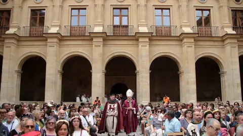 La Asociación Cultural El Trovador Leonés lleva a cabo una representación de las Cortes de 1188 bajo el título ‘Al Alba del Parlamentarismo’. Fotos: Peio García