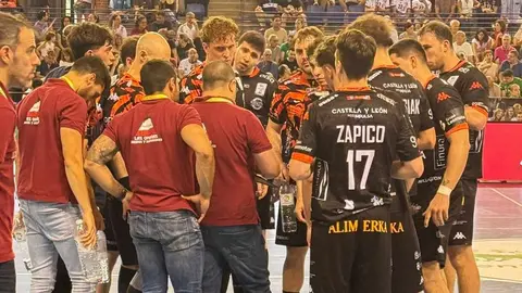 El leonés Javi García sentencia al Ademar en Logroño en un partido sumamente disputado. Fotos: Carlos García