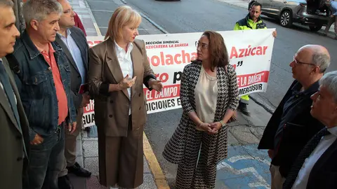 La consejera de Industria, Comercio y Empleo, Leticia García, la consejera de Agricultura, Ganadería y Desarrollo Rural, María González Corral, el delegado territorial, Eduardo Diego y el alcalde de La Bañeza, Javier Carrera de Blas, se reúnen con el comité de empresa de la planta azucarera de la localidad leonesa. Foto: Peio García.