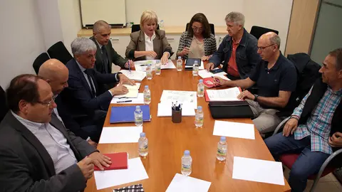 La consejera de Industria, Comercio y Empleo, Leticia García, la consejera de Agricultura, Ganadería y Desarrollo Rural, María González Corral, el delegado territorial, Eduardo Diego y el alcalde de La Bañeza, Javier Carrera de Blas, se reúnen con el comité de empresa de la planta azucarera de la localidad leonesa. Foto: Peio García.