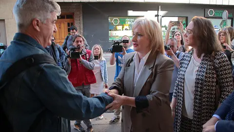 La consejera de Industria, Comercio y Empleo, Leticia García, la consejera de Agricultura, Ganadería y Desarrollo Rural, María González Corral, el delegado territorial, Eduardo Diego y el alcalde de La Bañeza, Javier Carrera de Blas, se reúnen con el comité de empresa de la planta azucarera de la localidad leonesa. Foto: Peio García.