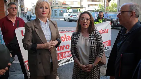 La consejera de Industria, Comercio y Empleo, Leticia García, la consejera de Agricultura, Ganadería y Desarrollo Rural, María González Corral, el delegado territorial, Eduardo Diego y el alcalde de La Bañeza, Javier Carrera de Blas, se reúnen con el comité de empresa de la planta azucarera de la localidad leonesa. Foto: Peio García.