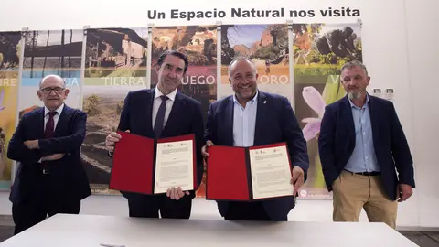 El consejero de Medio Ambiente, Vivienda y Ordenación del Territorio, Juan Carlos Suárez-Quiñones, y el presidente de la Diputación de León, Gerardo Álvarez Courel, durante la presentación de los proyectos de infraestructuras turísticas de la Montaña Occidental y de El Bierzo. Foto: César Sánchez.
