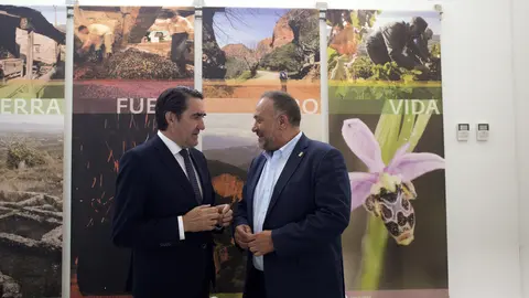 El consejero de Medio Ambiente, Vivienda y Ordenación del Territorio, Juan Carlos Suárez-Quiñones, y el presidente de la Diputación de León, Gerardo Álvarez Courel, durante la presentación de los proyectos de infraestructuras turísticas de la Montaña Occidental y de El Bierzo. Foto: César Sánchez.