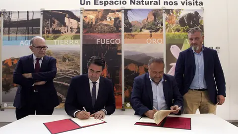 El consejero de Medio Ambiente, Vivienda y Ordenación del Territorio, Juan Carlos Suárez-Quiñones, y el presidente de la Diputación de León, Gerardo Álvarez Courel, durante la presentación de los proyectos de infraestructuras turísticas de la Montaña Occidental y de El Bierzo. Foto: César Sánchez.