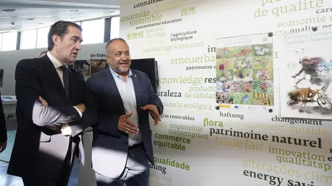 El consejero de Medio Ambiente, Vivienda y Ordenación del Territorio, Juan Carlos Suárez-Quiñones, y el presidente de la Diputación de León, Gerardo Álvarez Courel, durante la presentación de los proyectos de infraestructuras turísticas de la Montaña Occidental y de El Bierzo. Foto: César Sánchez.