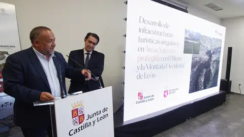 El consejero de Medio Ambiente, Vivienda y Ordenación del Territorio, Juan Carlos Suárez-Quiñones, y el presidente de la Diputación de León, Gerardo Álvarez Courel, durante la presentación de los proyectos de infraestructuras turísticas de la Montaña Occidental y de El Bierzo. Foto: César Sánchez.