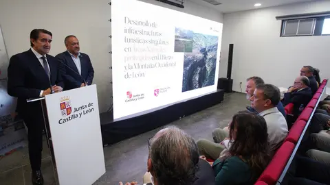 El consejero de Medio Ambiente, Vivienda y Ordenación del Territorio, Juan Carlos Suárez-Quiñones, y el presidente de la Diputación de León, Gerardo Álvarez Courel, durante la presentación de los proyectos de infraestructuras turísticas de la Montaña Occidental y de El Bierzo. Foto: César Sánchez.