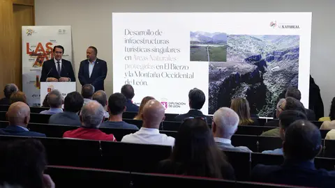 El consejero de Medio Ambiente, Vivienda y Ordenación del Territorio, Juan Carlos Suárez-Quiñones, y el presidente de la Diputación de León, Gerardo Álvarez Courel, durante la presentación de los proyectos de infraestructuras turísticas de la Montaña Occidental y de El Bierzo