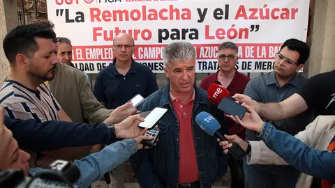 Termina la reunión entre las consejeras de Industria y de Agricultura con el comité de empresa de Azucarera de La Bañeza. Foto: Peio García.