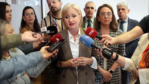 Termina la reunión entre las consejeras de Industria y de Agricultura con el comité de empresa de Azucarera de La Bañeza. Foto: Peio García.
