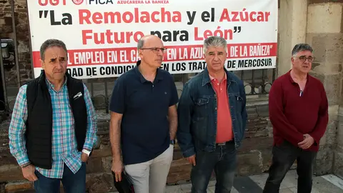 Termina la reunión entre las consejeras de Industria y de Agricultura con el comité de empresa de Azucarera de La Bañeza. Foto: Peio García.