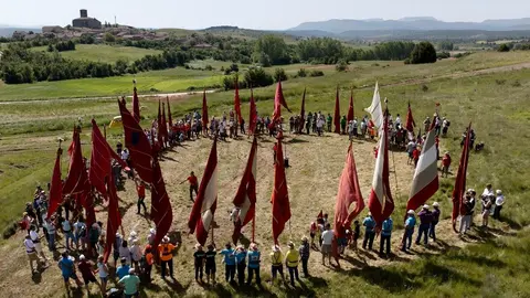 Celebración de la XVI edición de la Subida de Pendones al Castillo de Lara, que se inicia con la concentración y montaje de los mismos, la bendición de los nuevos y el posterior ascenso a los restos de la fortaleza.