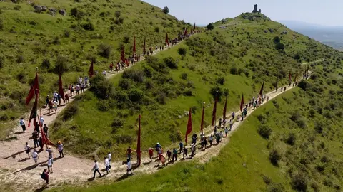 Celebración de la XVI edición de la Subida de Pendones al Castillo de Lara, que se inicia con la concentración y montaje de los mismos, la bendición de los nuevos y el posterior ascenso a los restos de la fortaleza.