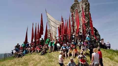 Celebración de la XVI edición de la Subida de Pendones al Castillo de Lara, que se inicia con la concentración y montaje de los mismos, la bendición de los nuevos y el posterior ascenso a los restos de la fortaleza