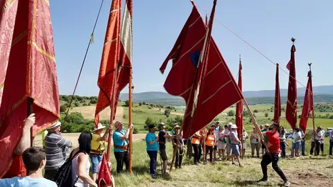 Celebración de la XVI edición de la Subida de Pendones al Castillo de Lara, que se inicia con la concentración y montaje de los mismos, la bendición de los nuevos y el posterior ascenso a los restos de la fortaleza