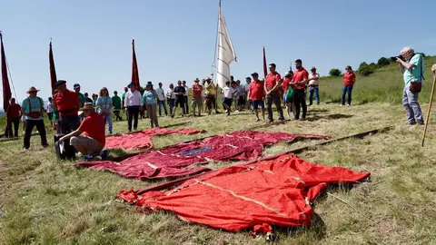 Celebración de la XVI edición de la Subida de Pendones al Castillo de Lara, que se inicia con la concentración y montaje de los mismos, la bendición de los nuevos y el posterior ascenso a los restos de la fortaleza