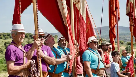Celebración de la XVI edición de la Subida de Pendones al Castillo de Lara, que se inicia con la concentración y montaje de los mismos, la bendición de los nuevos y el posterior ascenso a los restos de la fortaleza