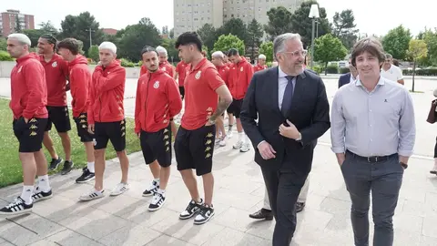 El presidente de las Cortes de Castilla y León, Carlos Pollán, recibe a la Cultural Deportiva Leonesa con motivo de su reciente ascenso a la Segunda División de Fútbol. Foto: Rubén Cacho.