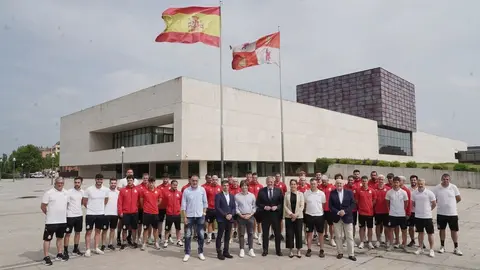 El presidente de las Cortes de Castilla y León, Carlos Pollán, recibe a la Cultural Deportiva Leonesa con motivo de su reciente ascenso a la Segunda División de Fútbol. Foto: Rubén Cacho.