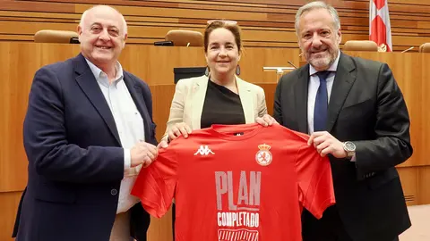 El presidente de las Cortes de Castilla y León, Carlos Pollán, recibe a la Cultural Deportiva Leonesa con motivo de su reciente ascenso a la Segunda División de Fútbol. Foto: Cortes de Castilla y León.