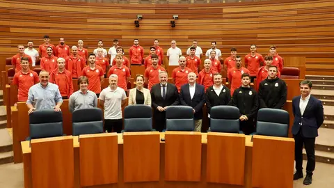 El presidente de las Cortes de Castilla y León, Carlos Pollán, recibe a la Cultural Deportiva Leonesa con motivo de su reciente ascenso a la Segunda División de Fútbol. Foto: Cortes de Castilla y León.