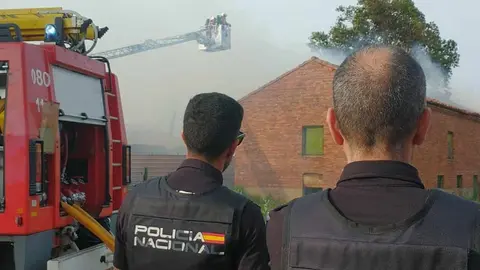 Las llamas calcinaron por completo el inmueble, obligando a la intervención de Bomberos, Policía Nacional y Policía Local. Parte de la techumbre se desplomó debido a la intensidad del fuego.