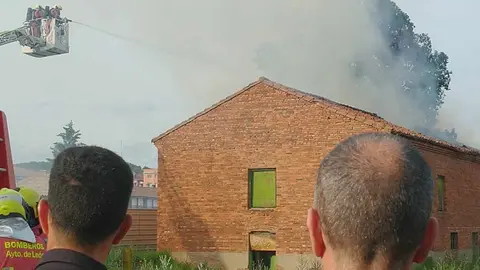 Las llamas calcinaron por completo el inmueble, obligando a la intervención de Bomberos, Policía Nacional y Policía Local. Parte de la techumbre se desplomó debido a la intensidad del fuego.