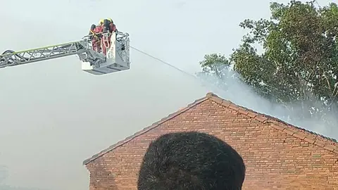 Las llamas calcinaron por completo el inmueble, obligando a la intervención de Bomberos, Policía Nacional y Policía Local. Parte de la techumbre se desplomó debido a la intensidad del fuego.